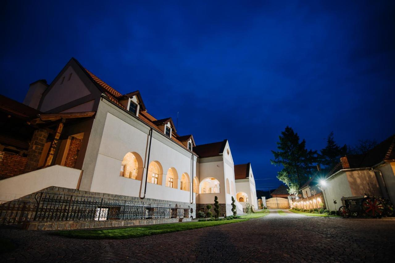 Molnos Kuria Pension Corund  Exteriör bild