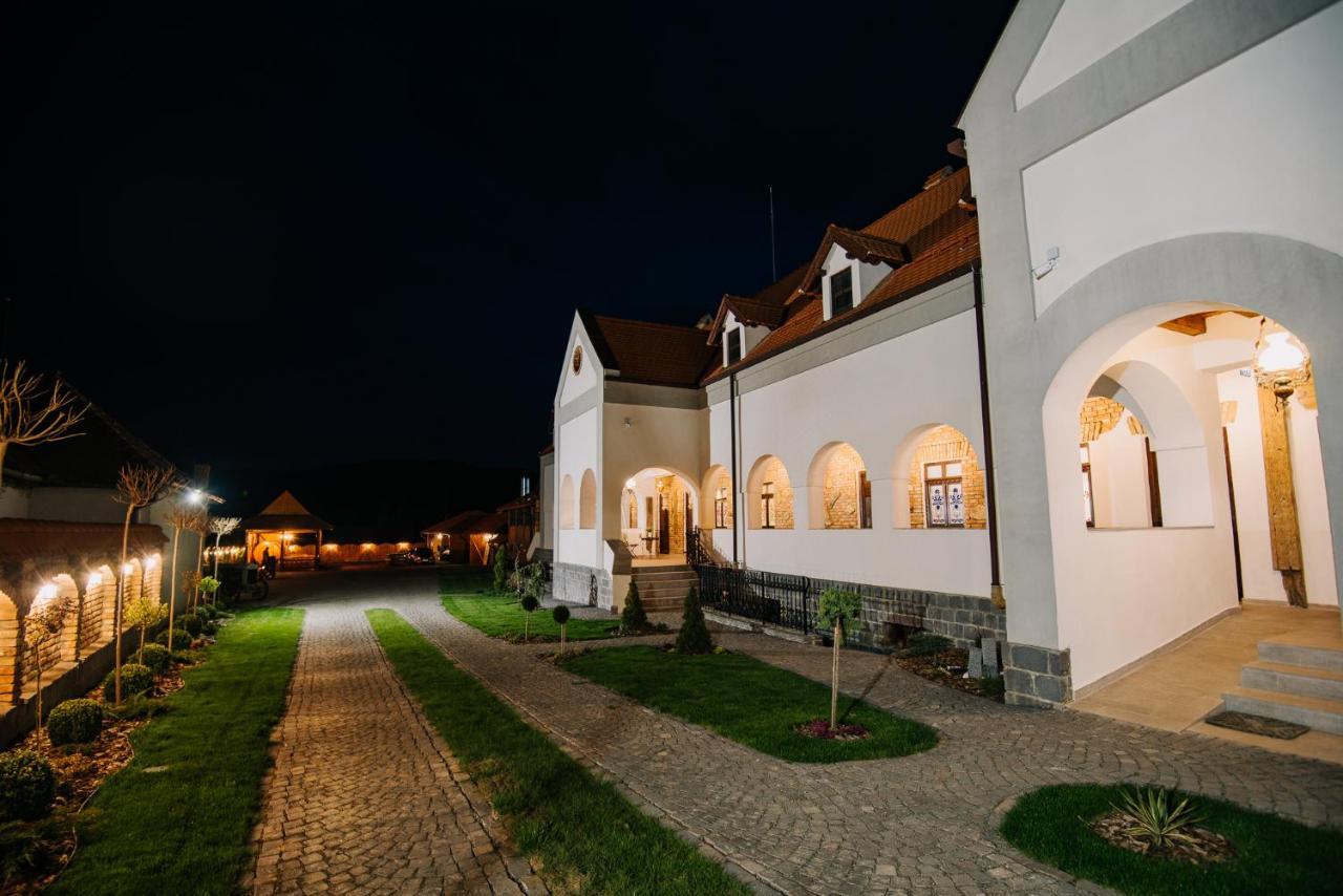 Molnos Kuria Pension Corund  Exteriör bild