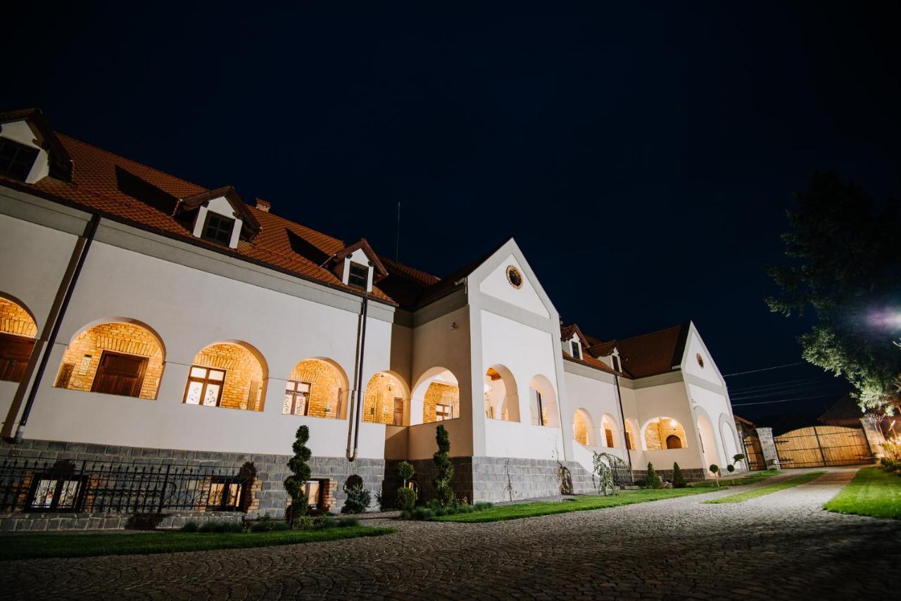 Molnos Kuria Pension Corund  Exteriör bild