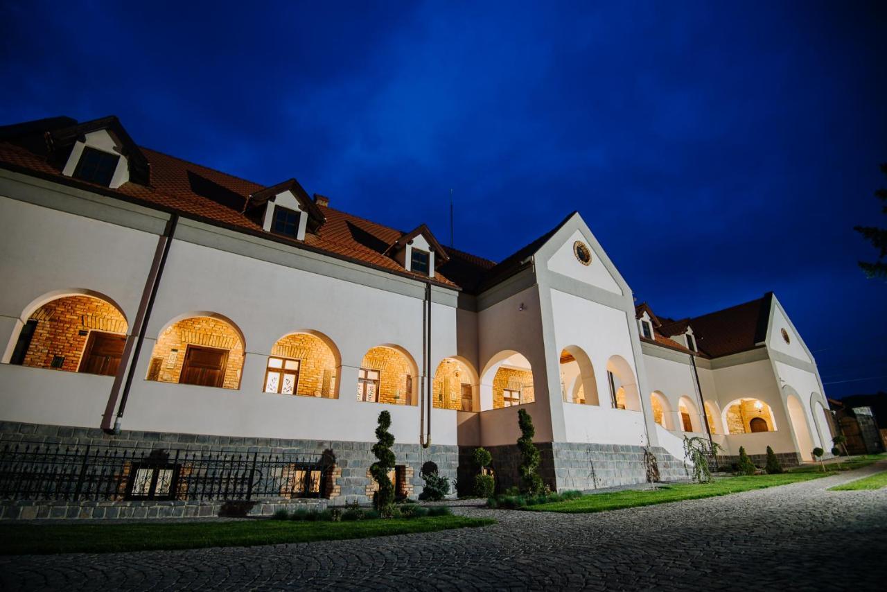 Molnos Kuria Pension Corund  Exteriör bild