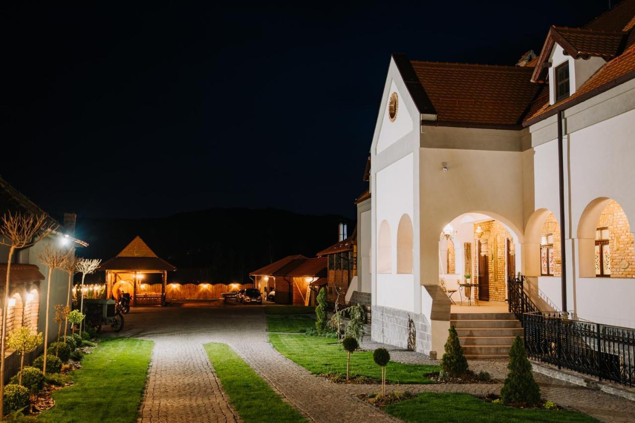 Molnos Kuria Pension Corund  Exteriör bild